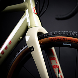 Karbonowy widelec – pełna kontrola na szutrze